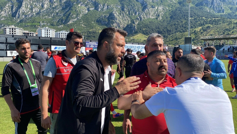 Final maçı bitti: Kaleci tribünde taraftara saldırdı - Resim : 2