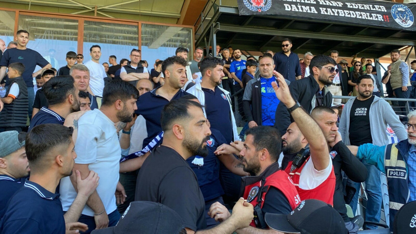 Final maçı bitti: Kaleci tribünde taraftara saldırdı - Resim : 3