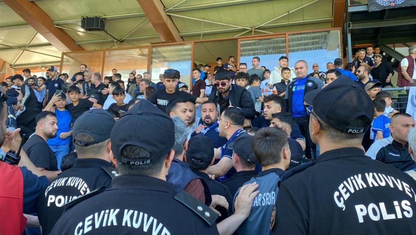 Final maçı bitti: Kaleci tribünde taraftara saldırdı - Resim : 4