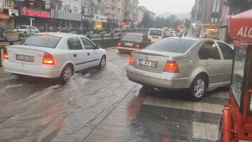 Isparta'da şiddetli sağanak: Yollar göle döndü, ev ve iş yerlerini su bastı! - Resim : 1