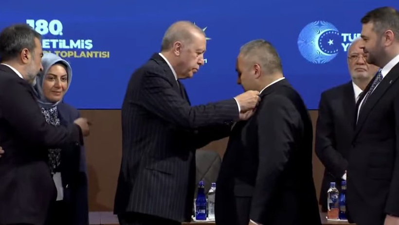 Son dakika | 3 belediye başkanına AKP rozeti takıldı: Mesut Özarslan, Erdoğan'ın elini öptü - Resim : 5