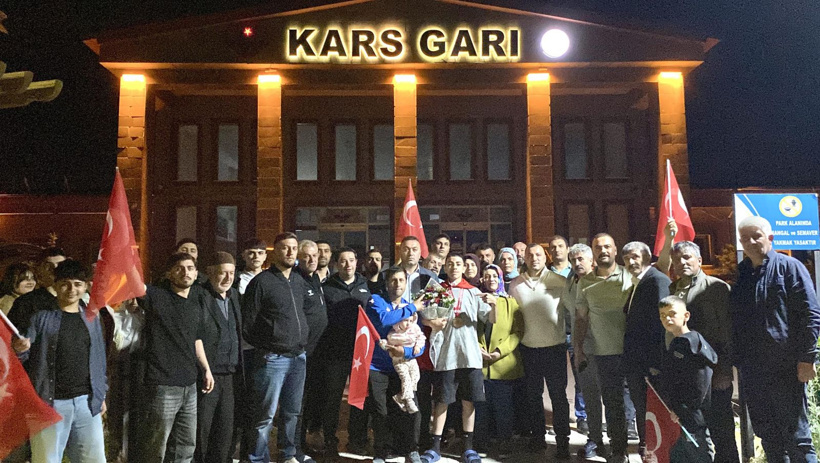 50 kiloda altını kapıp trenle memleketine geldi: Krallar gibi karşılandı - Fotoğraf: 7