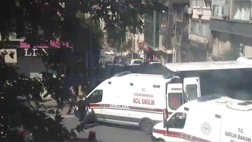 İstanbul'da İETT otobüsü ambulansa çarptı: Yaralılar var - Resim : 1