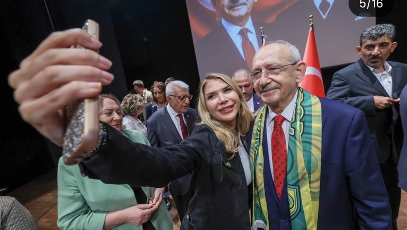 Figüran değil ama dikkat çekti... Kılıçdaroğlu’yla özçekim yapan kadın kumpas iddiaları ile gündemdeydi - Resim : 1