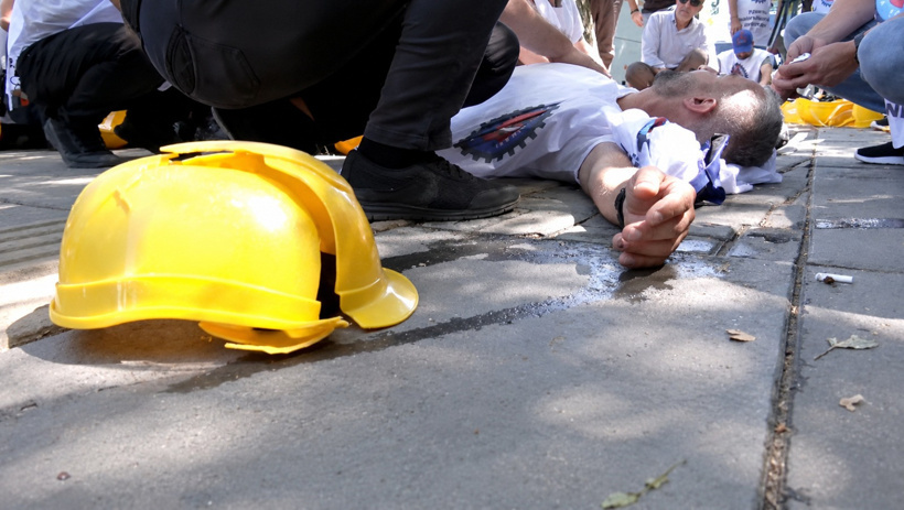Son Dakika | Doruk Madencilik işçileri Enerji Bakanlığı önünde eylemde! Bir işçi baygınlık geçirdi - Resim : 1