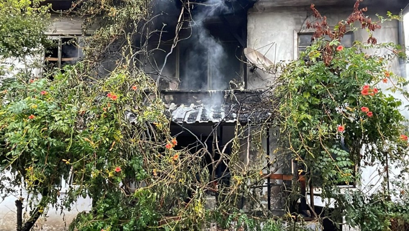 Evli çift tartıştı, kadın otomobili parçaladı, kocası evi yaktı