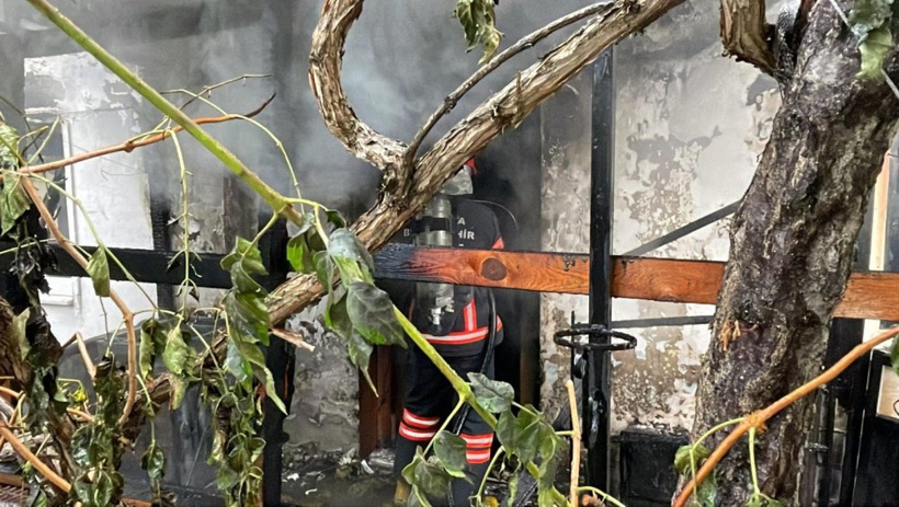 Evli çift tartıştı, kadın otomobili parçaladı, kocası evi yaktı