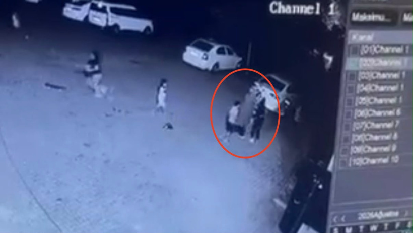 Site bahçesinde el kadar çocuğa tekme tokat dayak kamerada: İşte o anlar - Resim : 2