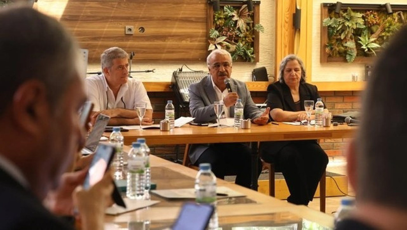 İmralı heyeti iki buçuk saat boyunca her şeyi anlattı: Öcalan aynı yerde, görüşme tutanakları sahte - Resim : 1