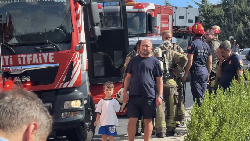 Sarıyer’de kurutma makinesinden yangın çıktı; 8 kişi merdivenle kurtarıldı - Resim : 4
