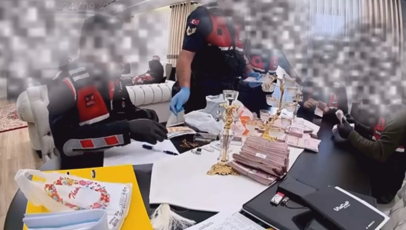 Gözaltına alınan AKP'li eski belediye başkanının evinden balya balya para çıktı - Resim : 1