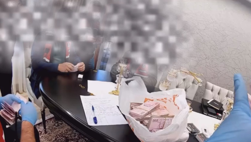 Gözaltına alınan AKP'li eski belediye başkanının evinden balya balya para çıktı - Resim : 2