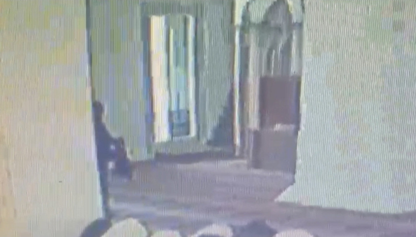Namaz kılarken tüm parasını kaybetti! Hırsızlık anı kamerada - Resim : 2