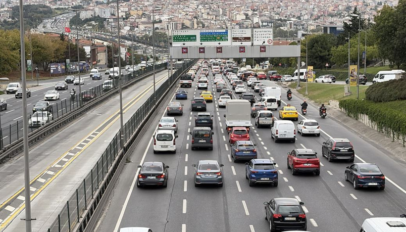 İstanbul'da sabah mesaisi trafikle başladı: İETT seferlerinde iptaller ve rötarlar var - Resim : 1