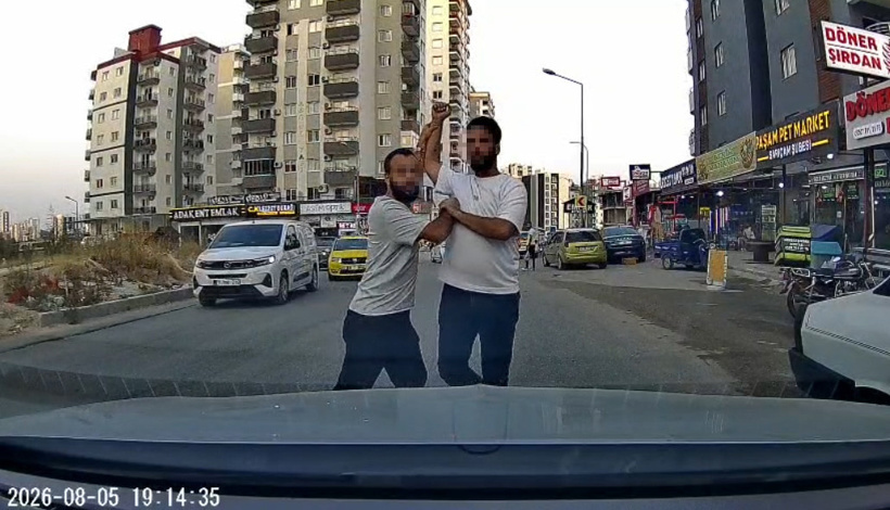 Önce durdurup yumruk attı sonra bagajdan testeresini çıkardı! Trafik magandası araç kamerasında - Resim : 4