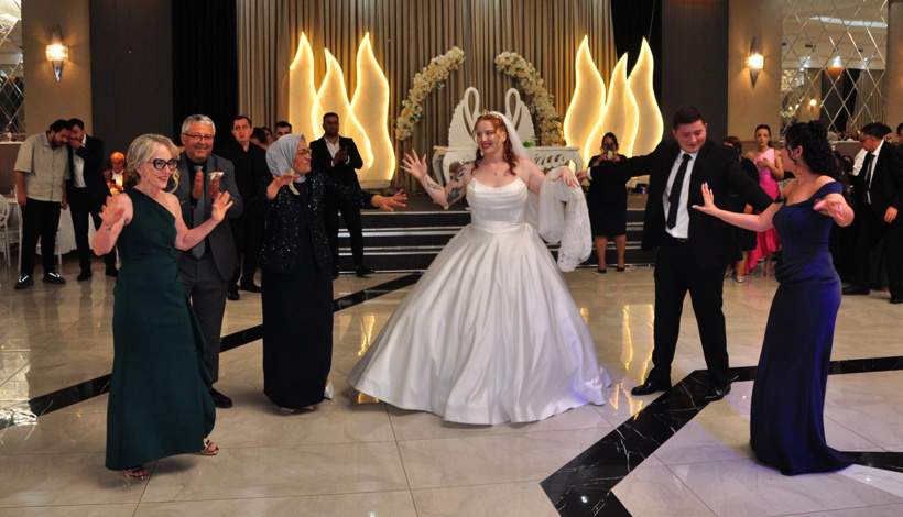 Las Vegaslı Ariana Kars’a gelin geldi: Gelin arabasındaki yazı dikkat çekti - Fotoğraf: 6