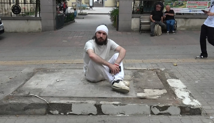 Büfesinin üzerine çıkıp kendini zincirledi! - Resim : 1