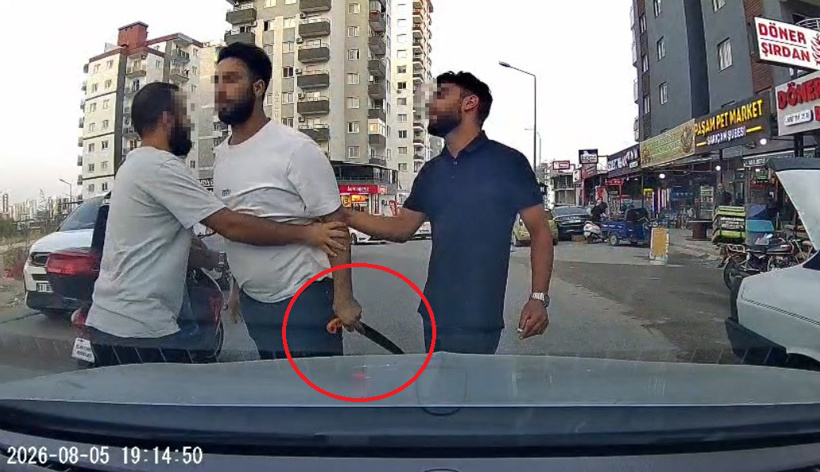 Önce durdurup yumruk attı sonra bagajdan testeresini çıkardı! Trafik magandası araç kamerasında - Resim : 1