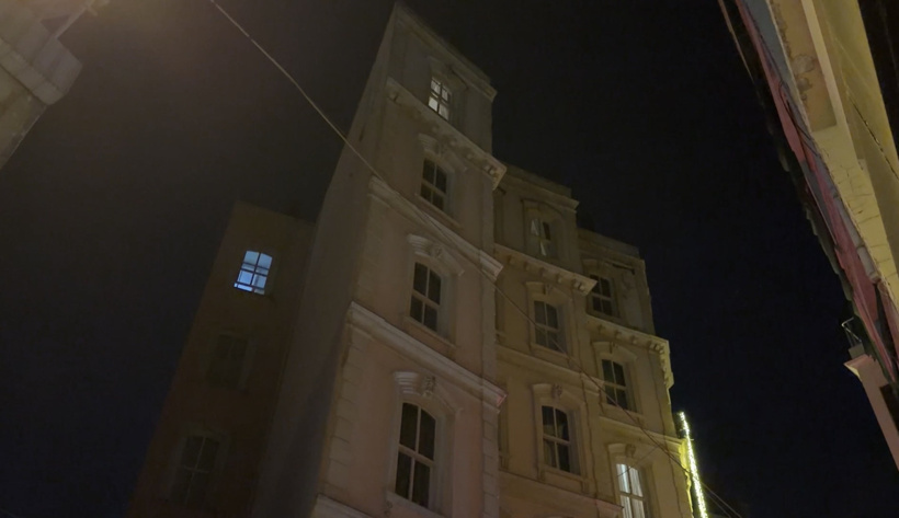 Beyoğlu'nun ortasında iş cinayeti! 22 yaşındaki aşçı kaçak terastan düşüp öldü - Resim : 1