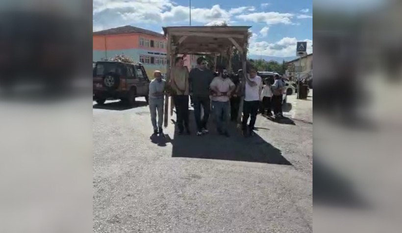 Yıkım kararı verilen okulun kamelyasını 200 metre sırtlayıp taşıdılar - Resim : 1