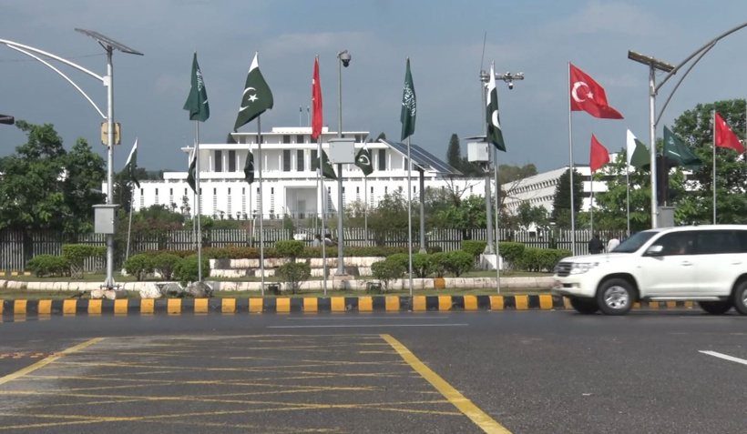Pakistan'da halk kutlama yaptı: Sokaklarda Türk bayrakları asıldı - Resim : 1