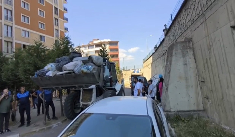 Siteyi çöplüğe çevirdiler! Anne ve oğlunun biriktirdiği atıklar kamyonlarla taşındı - Resim : 1
