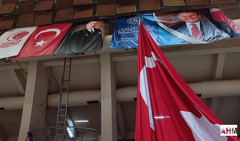 Adana'da skandal: Atatürk posterini kapattılar - Resim : 1