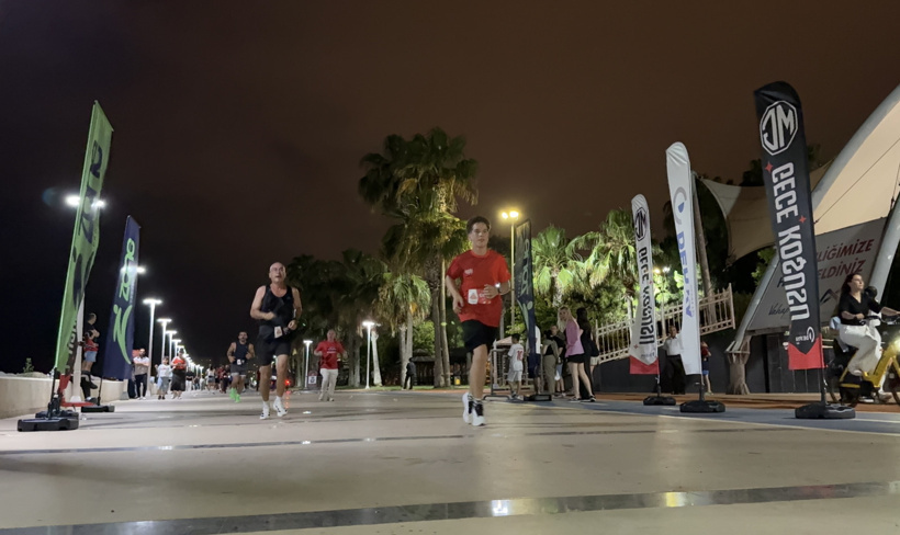 Mersin sahilindeki gece koşusunda 274 sporcu ter döktü - Resim : 1