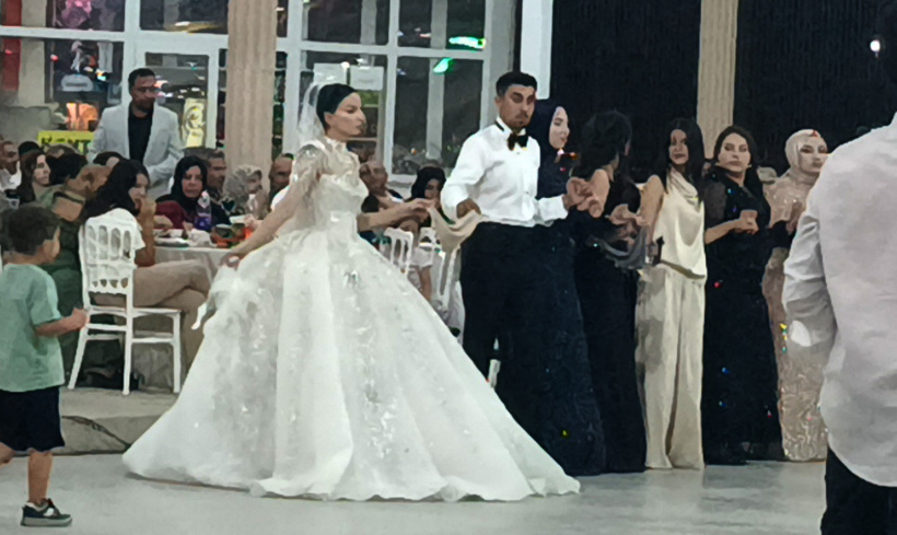 Düğünde “yok artık” dedirten takı! Damat görünce şaştı kaldı - Resim : 7