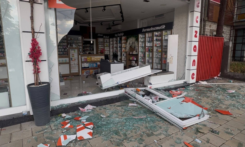 Felaket dakikalar yaşandı: 5 dakikalık fırtına koca kenti savaş alanına çevirdi! - Resim : 2