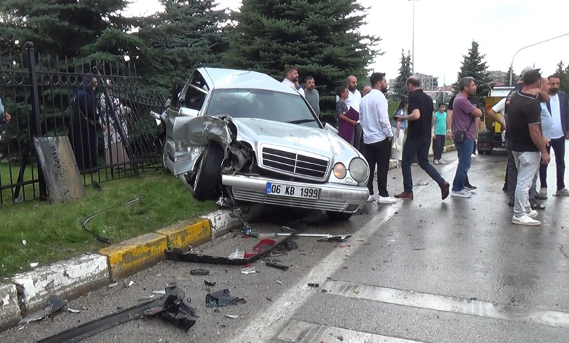 Erzurum’da 10 araç birbirine girdi: Hafriyat kamyonu kırmızı ışıkta bekleyen araçlara çarptı - Resim : 3