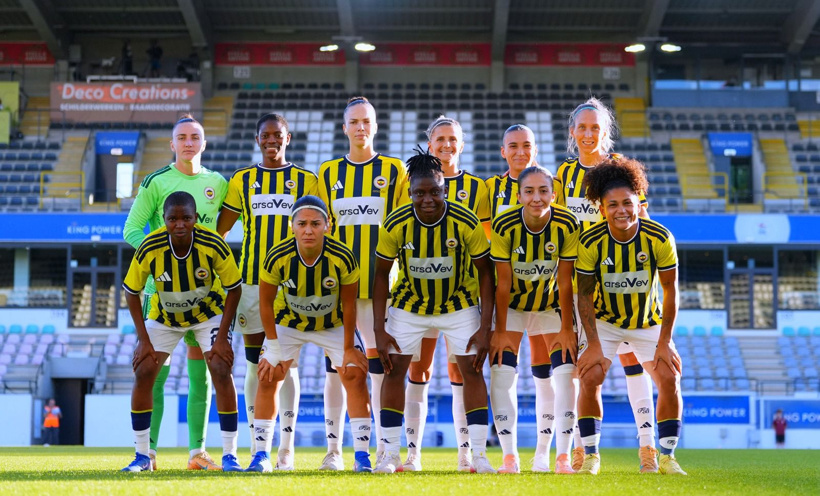 Fenerbahçe'nin Şampiyonlar Ligi'nden elendiği maçta skandal: Hakemin etrafı sarıldı - Fotoğraf: 3