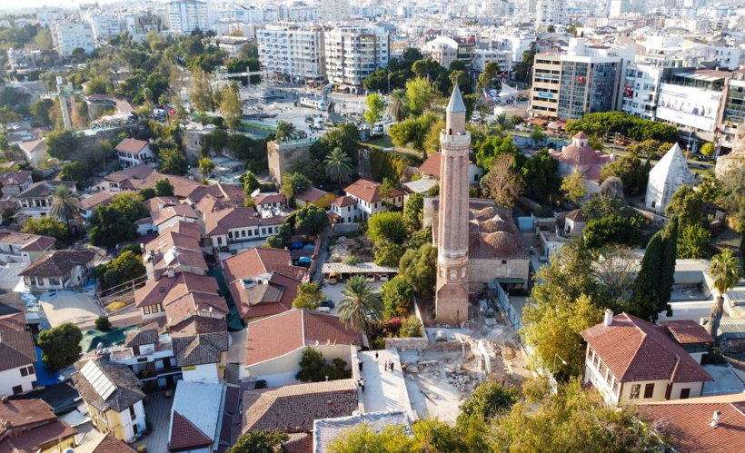 Antalya'nın göbeğinde öğrenci hücreleri ve çok sayıda mezar keşfedildi - Fotoğraf: 1