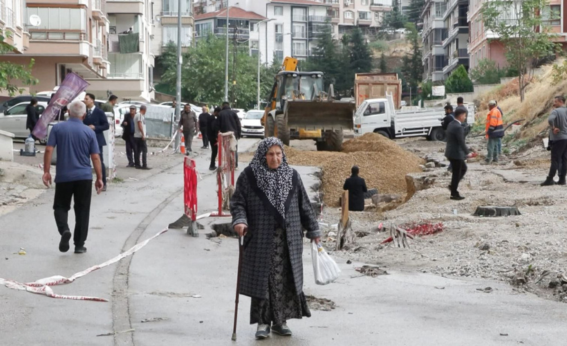20 araç çukura gömüldü sokaklarda kayalar yüzdü! Yurdun dört bir yanından sağanak manzaraları - Resim : 5