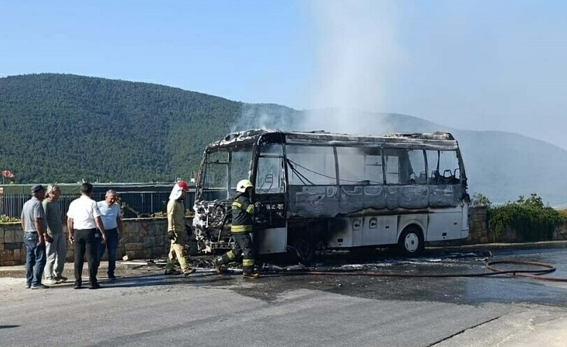 Muğla'da alev alev yanan minibüs demir yığınına döndü - Resim : 2
