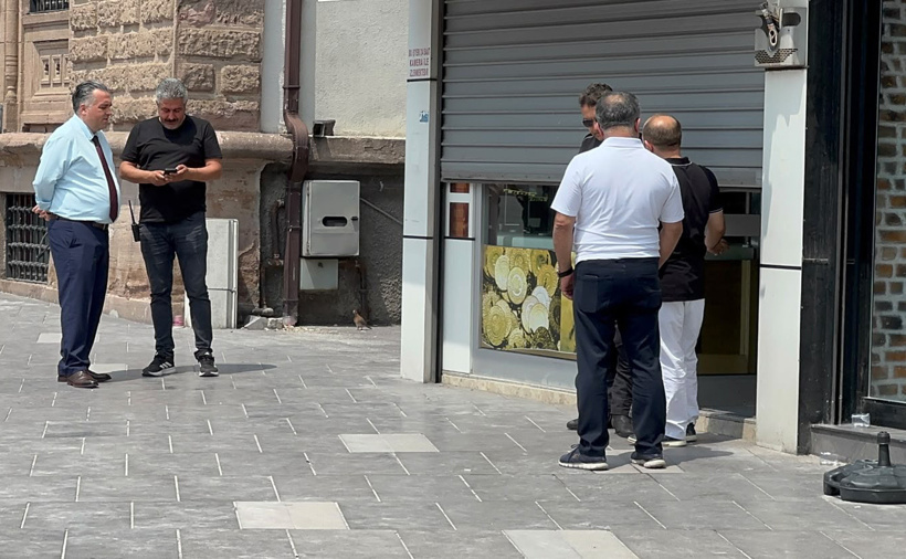 Borç kavgası kanlı bitti! Kuyumcuyu göğsünden vurup kaçtı - Resim : 1