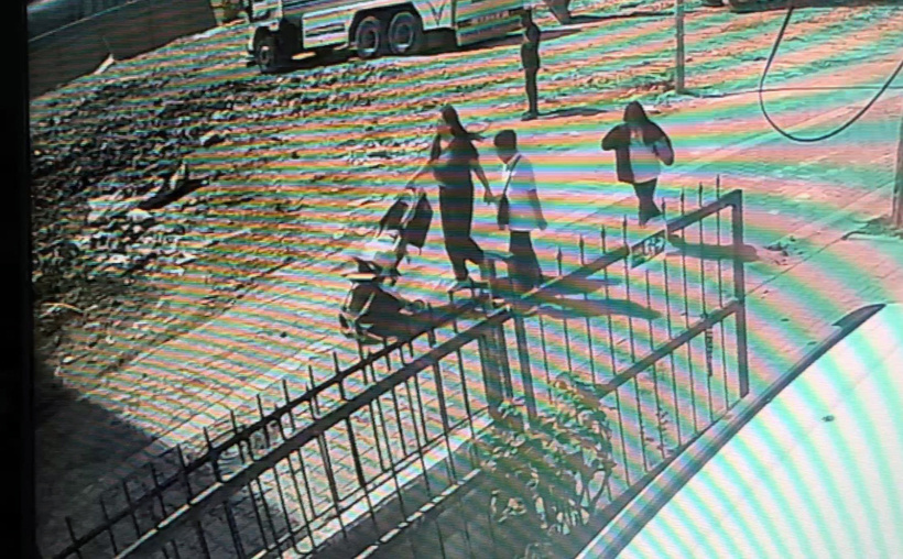 Yıkılan binanın altında kalmaktan son anda kurtuldular! Ölüm saniyelerle teğet geçti - Resim : 2