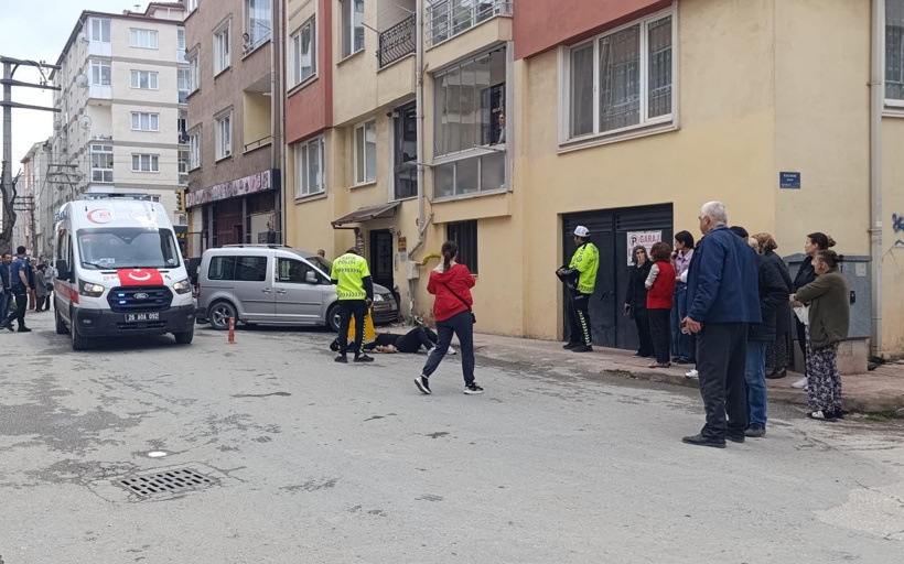 3 yayaya çarptı, duvara vurdu! Araçla duvar arasına sıkışan yaşlı adam ağır yaralandı - Resim : 1