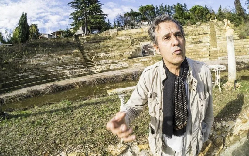 Fiberglastan antik tiyatro yaptı: Turistleri kandırdı belediyeyi bile uyuttu - Resim : 2