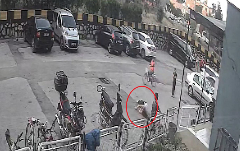 Küçük kız 12. kattan düştü, mucize eseri kurtuldu: O anlar kamerada - Resim : 1