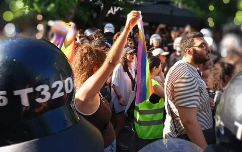 İzmir'de Onur Yürüyüşü'ne polis müdahalesi! Çok sayıda kişi gözaltına alındı - Resim : 1