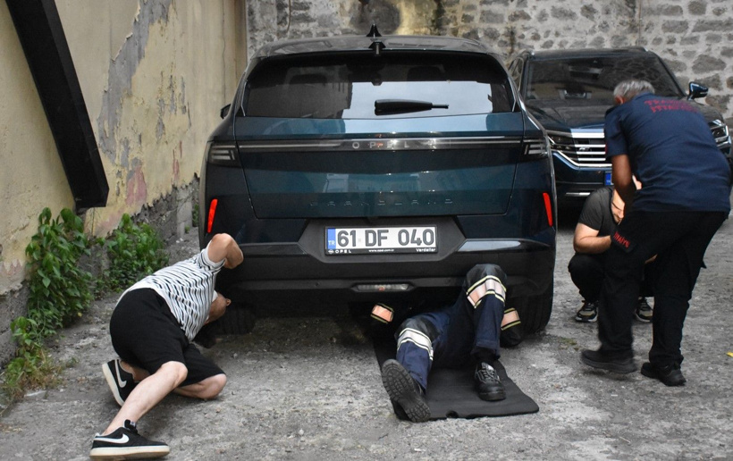 Anne kedi aracın peşini bırakmadı: Otopark çalışanlarının dikkati 2 canı kurtardı - Fotoğraf: 2