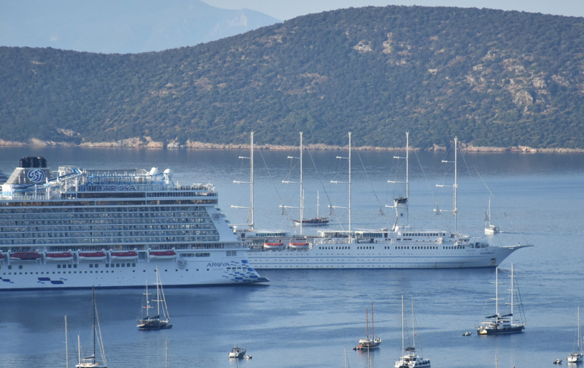 335 metrelik dev gemi limana yanaştı: Binlerce turist ilçeye akın etti - Resim : 4