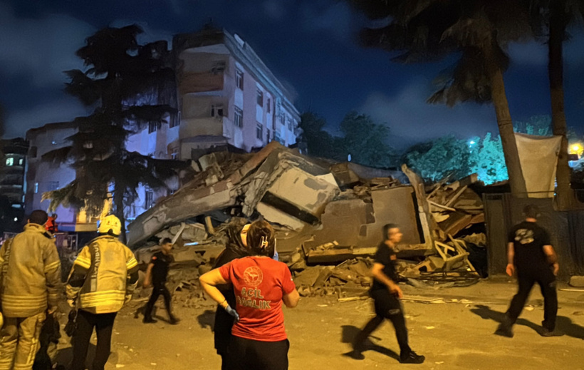 Son Dakika | İstanbul'un göbeğinde daha önce boşaltılan 4 katlı bina çöktü - Resim : 2