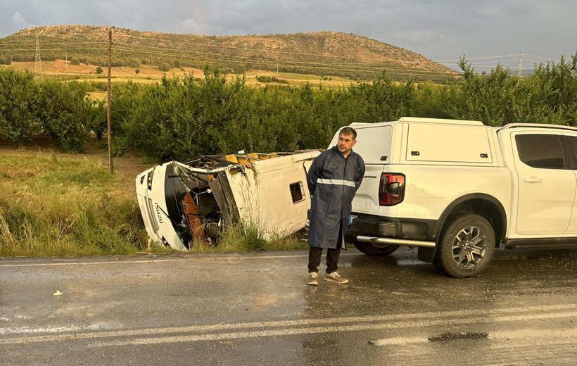 Isparta'da devrilen tur midibüsünde hayatını kaybedenler toprağa verildi - Resim : 1