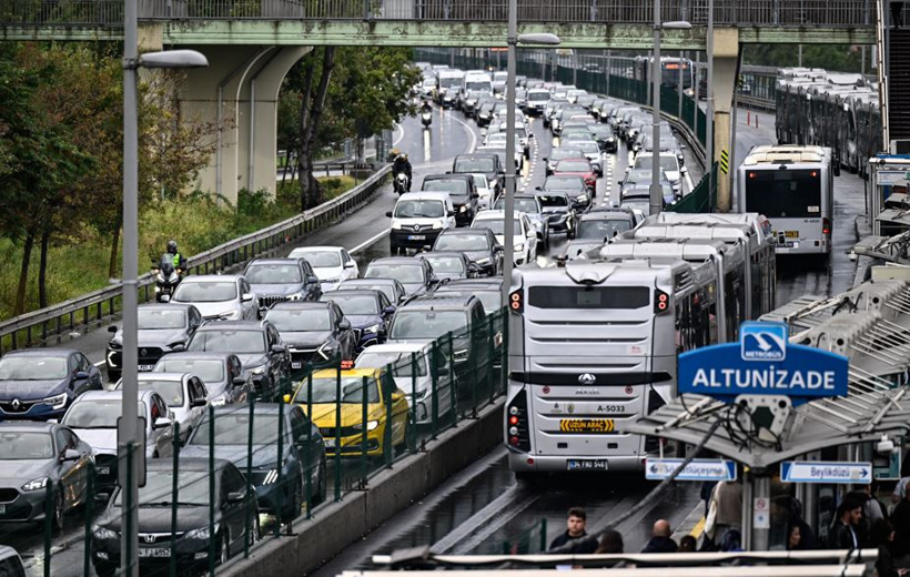 Yağmur İstanbulluları esir aldı! Duraklar tıklım tıklım yollar kilit - Resim : 2