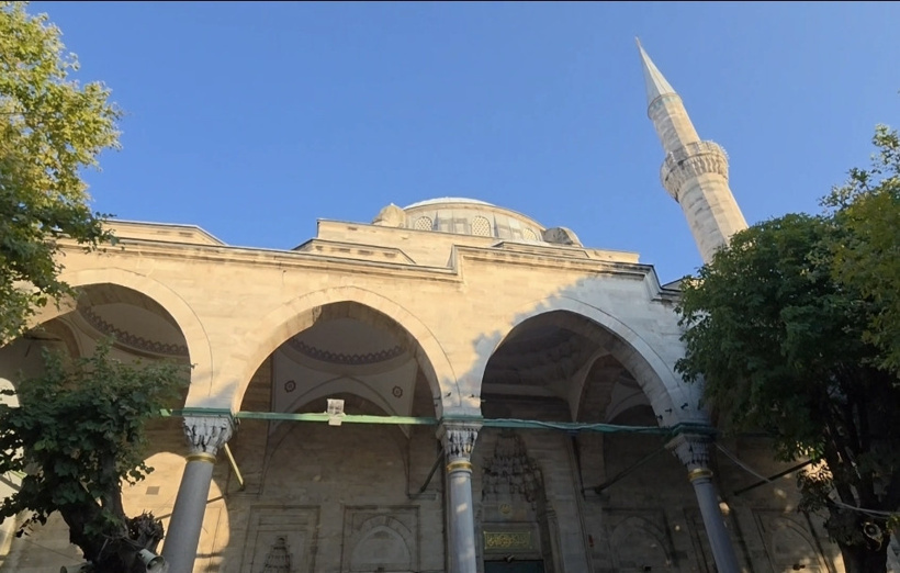 Namaz kılarken tüm parasını kaybetti! Hırsızlık anı kamerada - Resim : 1