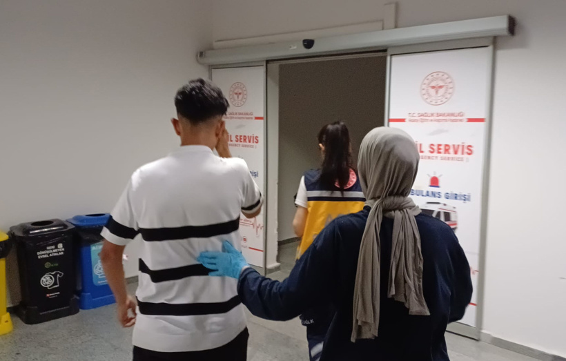 Durakta başlayan şaka hastanede son buldu: Arkadaşını bıçaklayıp kaçtı - Resim : 1