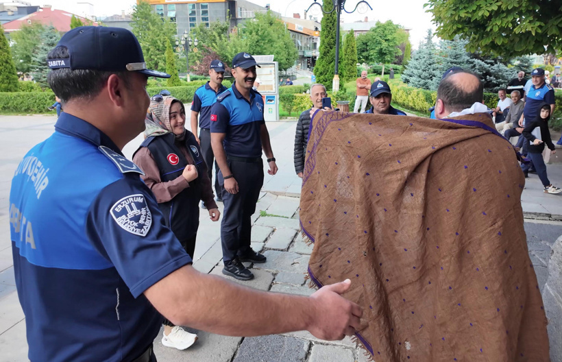 Dilenci kadın bir anda yüzünü açtı! Zabıtalar şaştı kaldı - Resim : 1