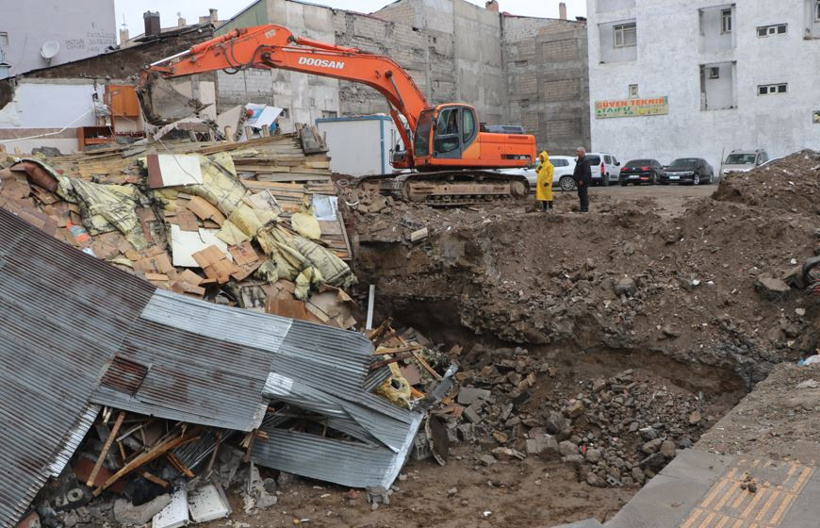Dibi kazılan lokanta saniyeler içinde çöktü: Anbean kamerada - Resim : 4
